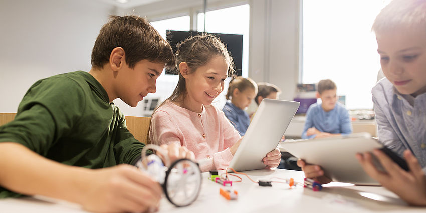 students work together on project